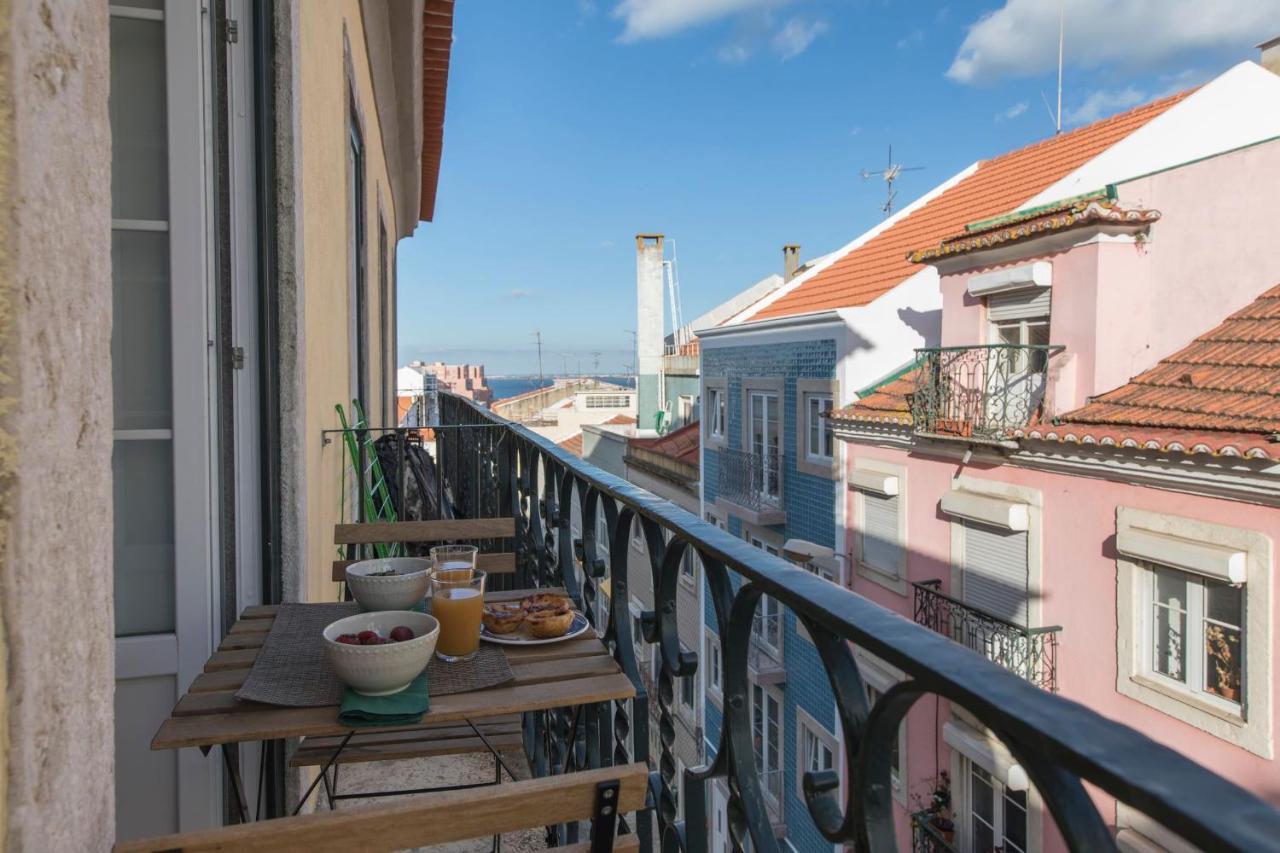 Lovelystay - Sunny Flat W/ Balcony Overseeing Graca And River 리스본 외부 사진